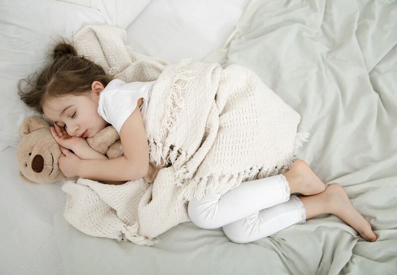 Как помочь детям адаптироваться к новому месту для сна?