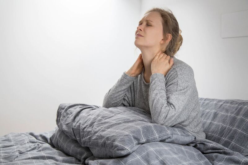 Как спать, если вы страдаете от боли в шее по ночам?