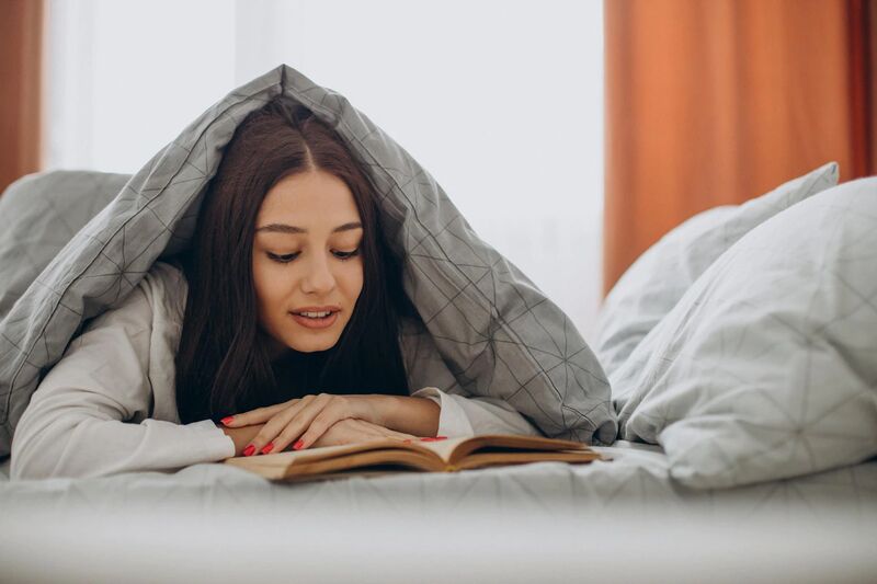 Які переваги читання у ліжку? І який метод кращий: електронні читалки чи книги?